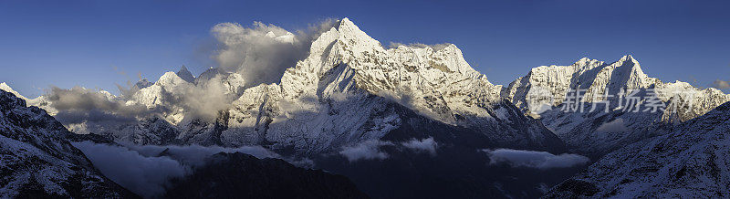 喜马拉雅山 塔姆塞库 6608m 库苏姆·康古鲁 6367m 山峰全景尼泊尔